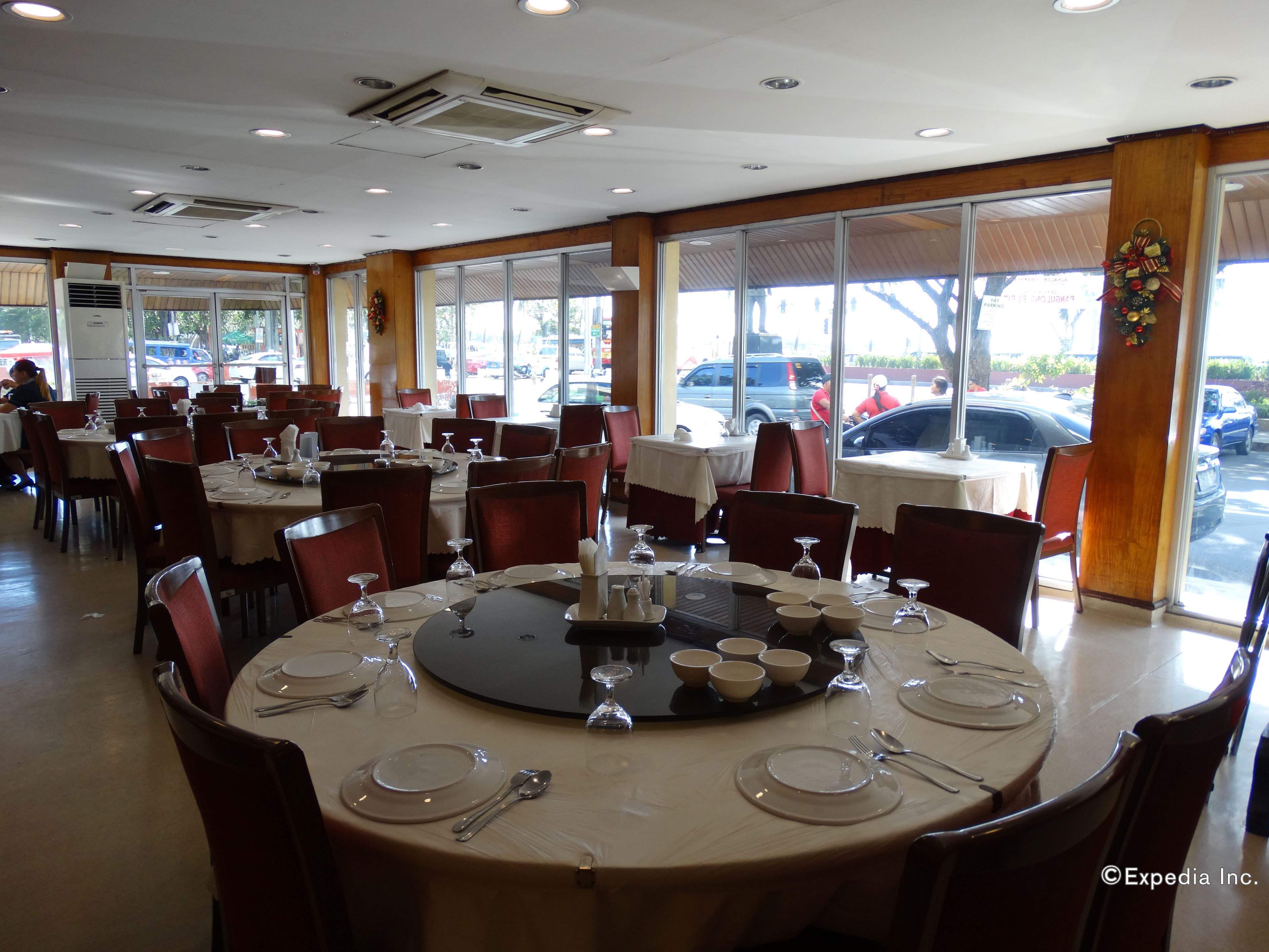 2 restaurantes: opção de café da manhã, almoço e jantar