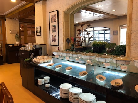 Desayuno buffet diario (PHP 399 por persona). Aloha Hotel