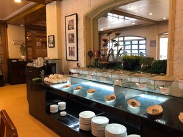 Daily buffet breakfast (PHP 399 per person)