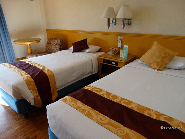 Cityside | Minibar, in-room safe, desk, free WiFi - Aloha Hotel (Manila)