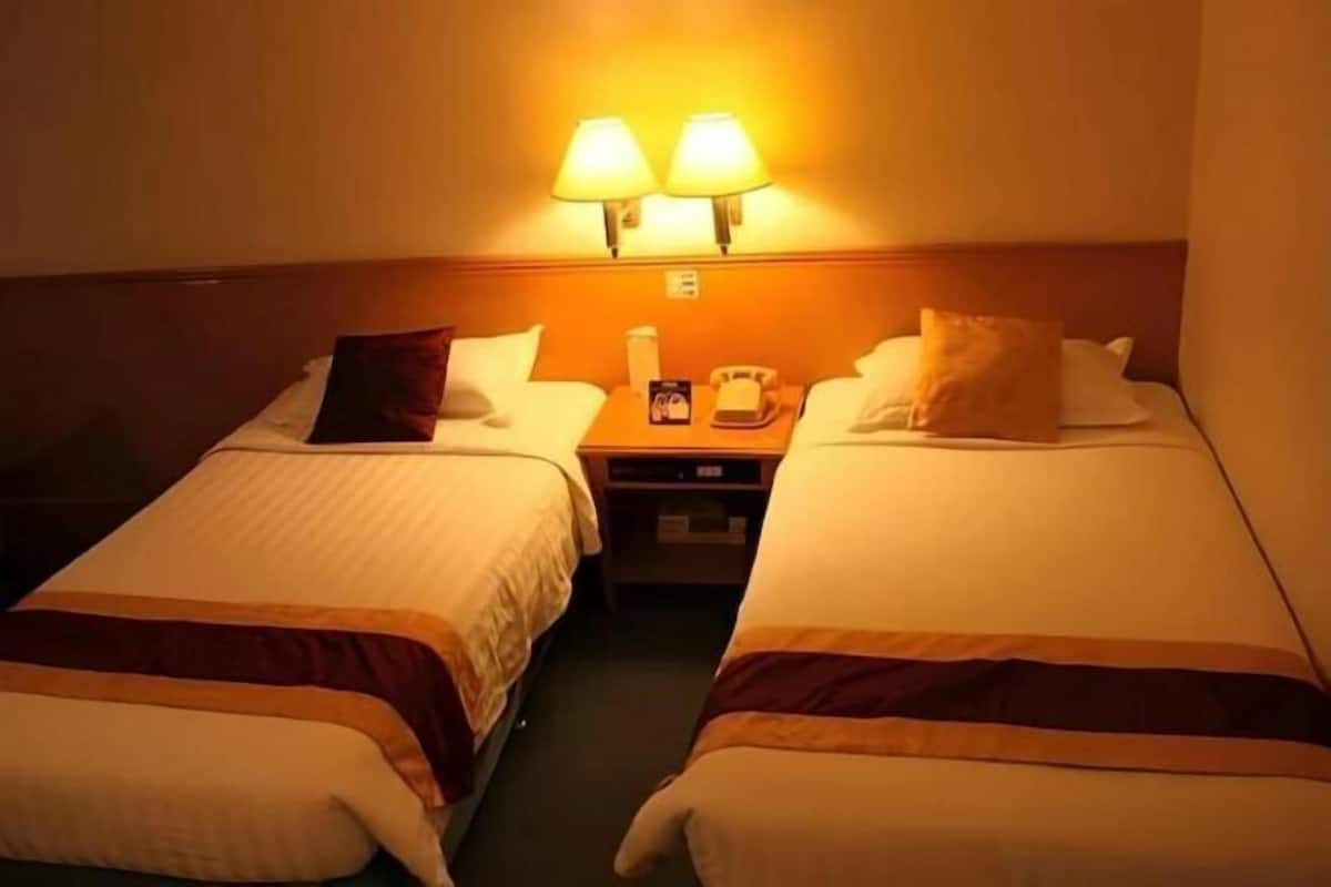 Minibar, in-room safe, desk, WiFi (free)