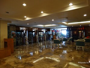 Lobby - Aloha Hotel (Manila)