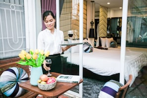 Senior Room, 1 King Bed, City View | Room service – dining