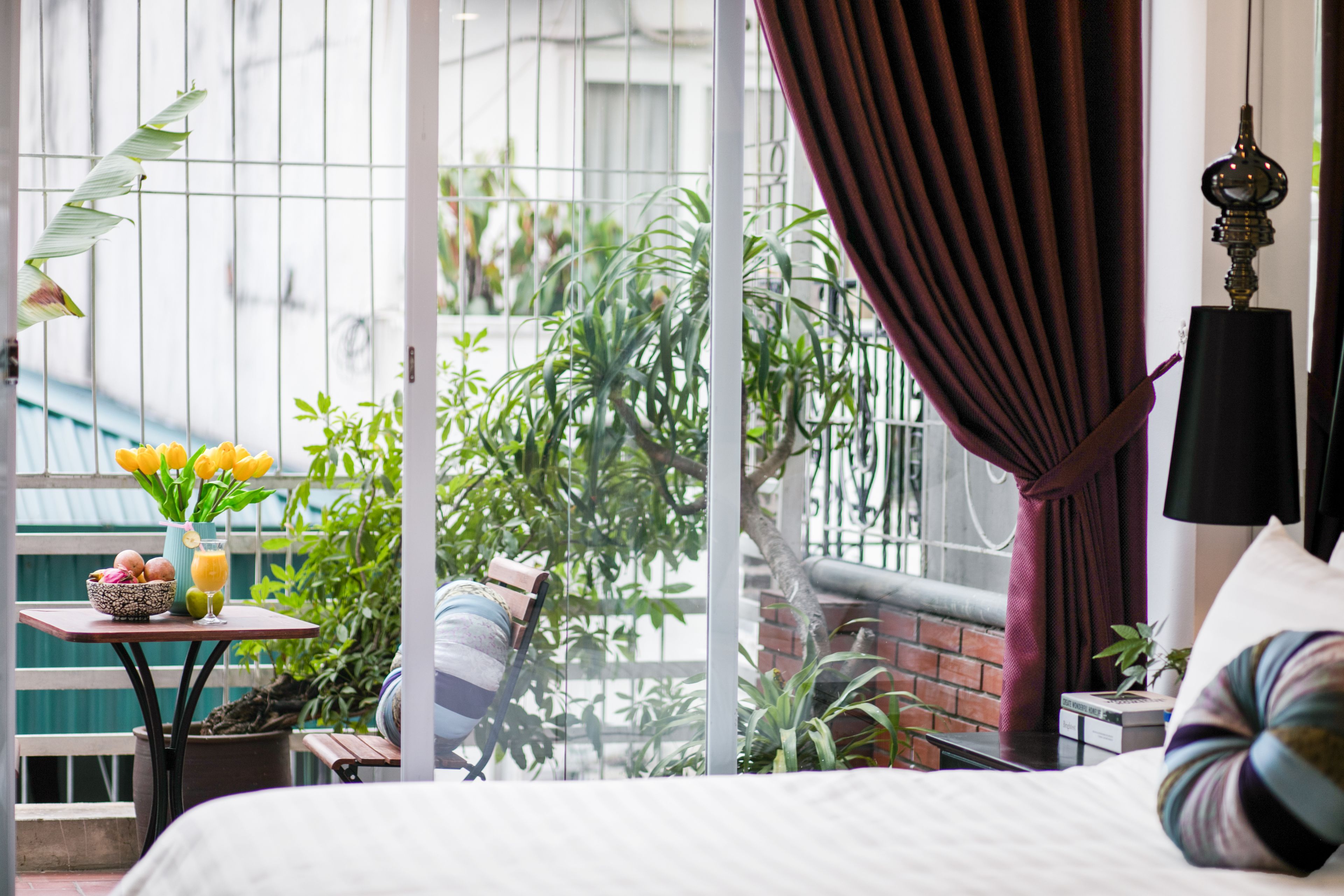 senior room, 1 king bed, city view | minibar, in-room safe, blackout curtains, soundproofing