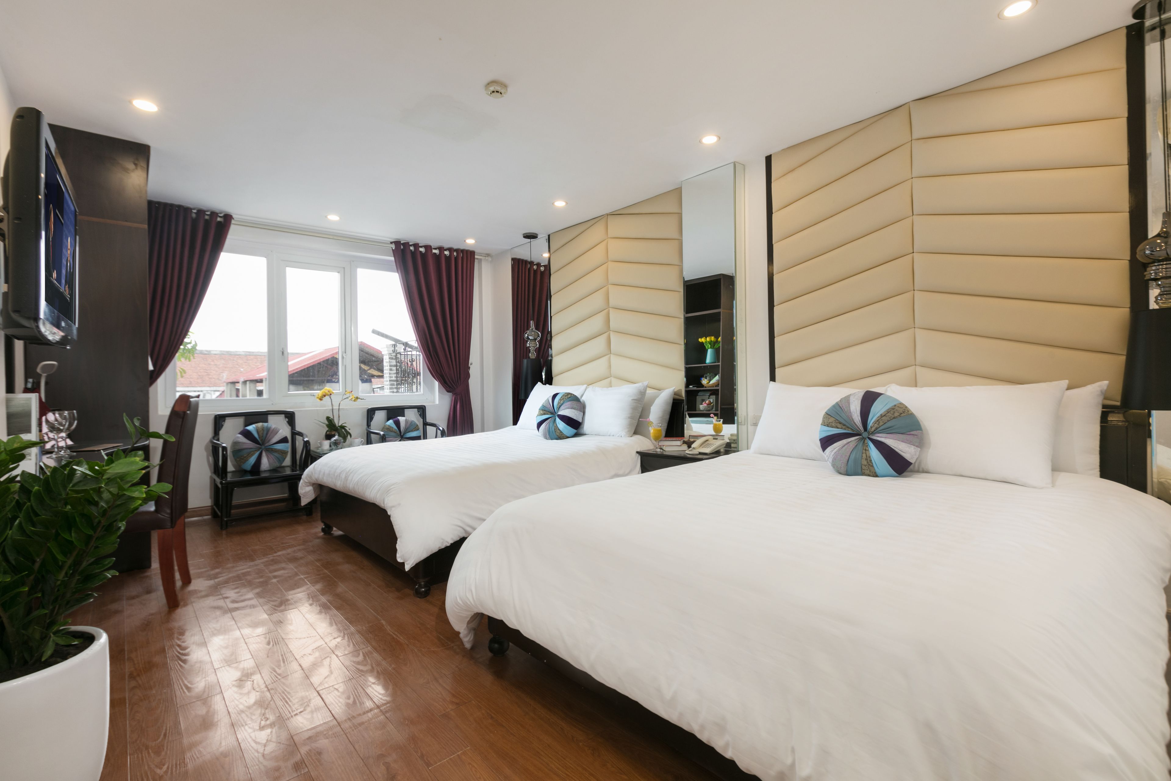 junior suite room with balcony | minibar, in-room safe, blackout curtains, soundproofing