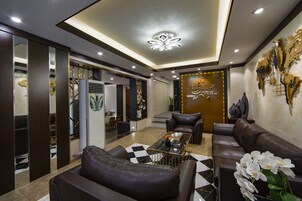 Coin salon dans le hall