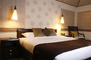 Deluxe Cottage | Minibar, in-room safe, desk, iron/ironing board