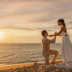 位於海灘上、躺椅、遮陽傘、海灘浴巾