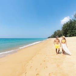 位於海灘上、躺椅、遮陽傘、海灘浴巾