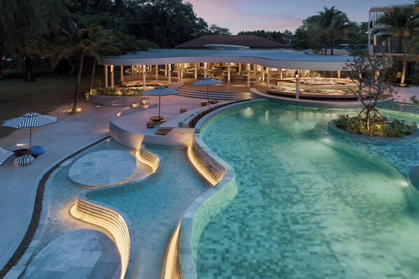 2 restaurantes; se sirve desayuno, almuerzo y cena; cocina internacional