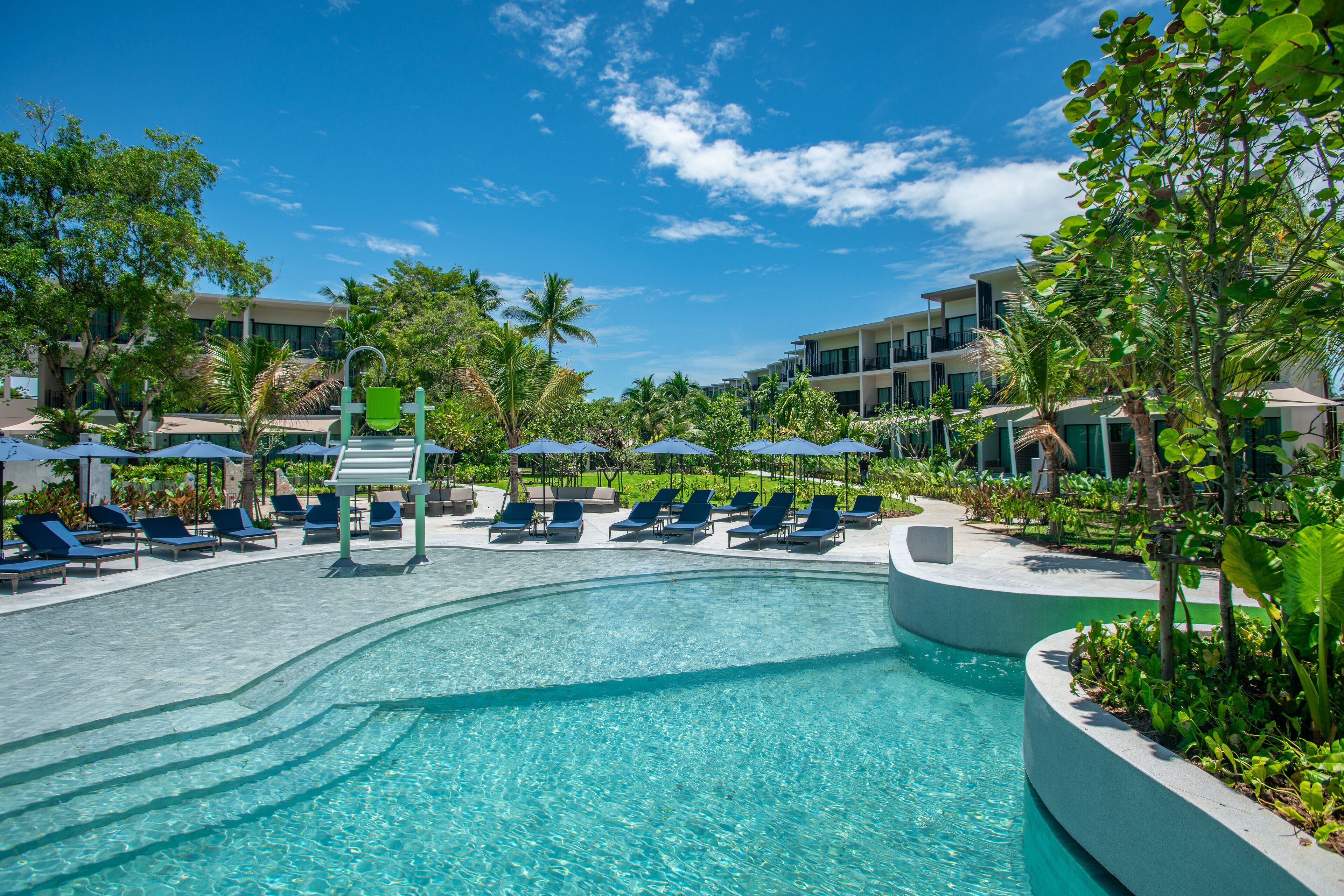 Alberca al aire libre, sombrillas en la alberca y camastros 