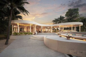 2 restaurantes; se sirven desayunos, almuerzos y cocina internacional 