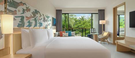 Habitación de hotel con una cama grande, un escritorio, una silla, un televisor y un balcón con vistas a palmeras.