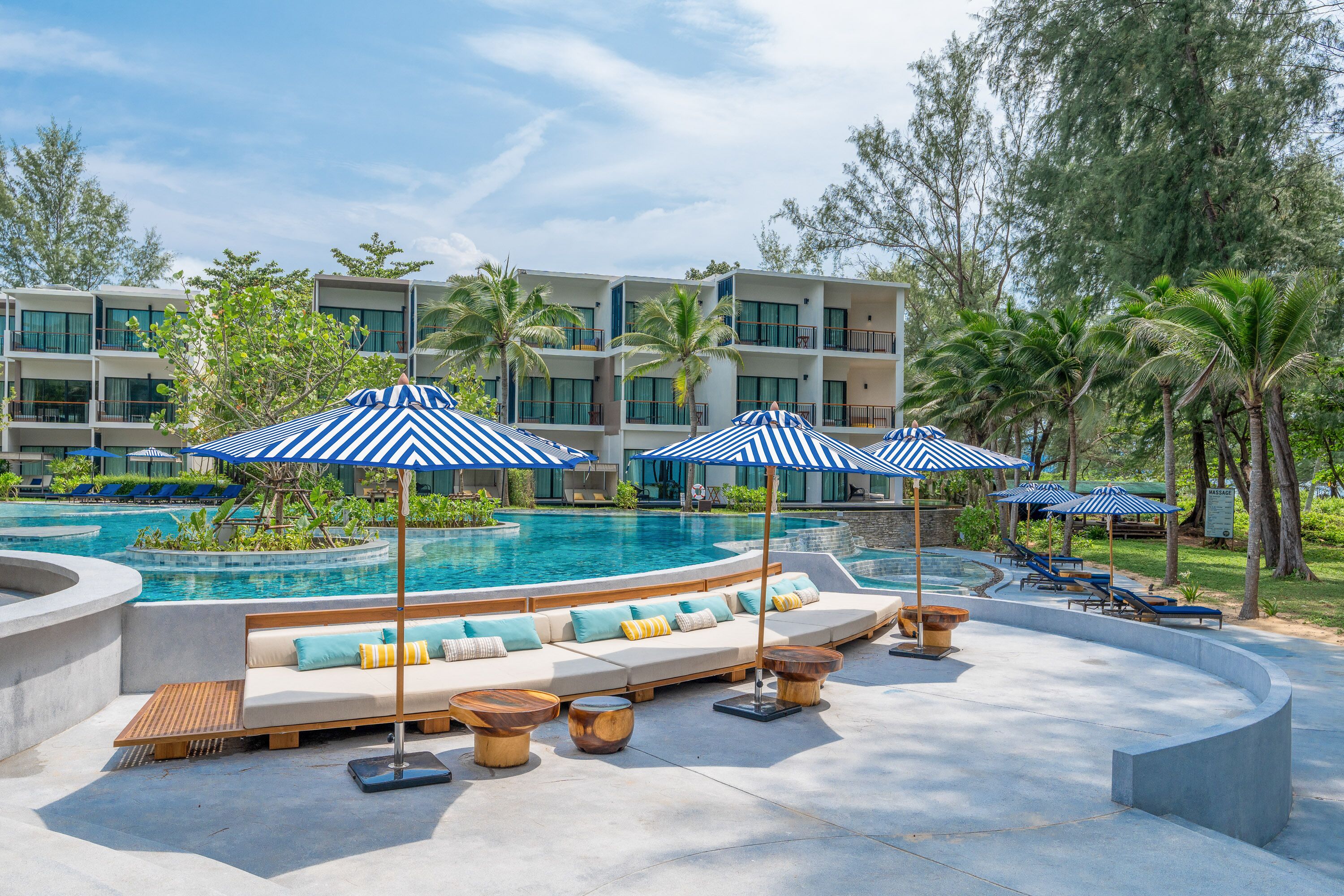 2 restaurants, breakfast, lunch, dinner served; international cuisine