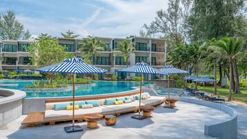 2 restaurantes, se sirven desayunos, comidas y cocina internacional