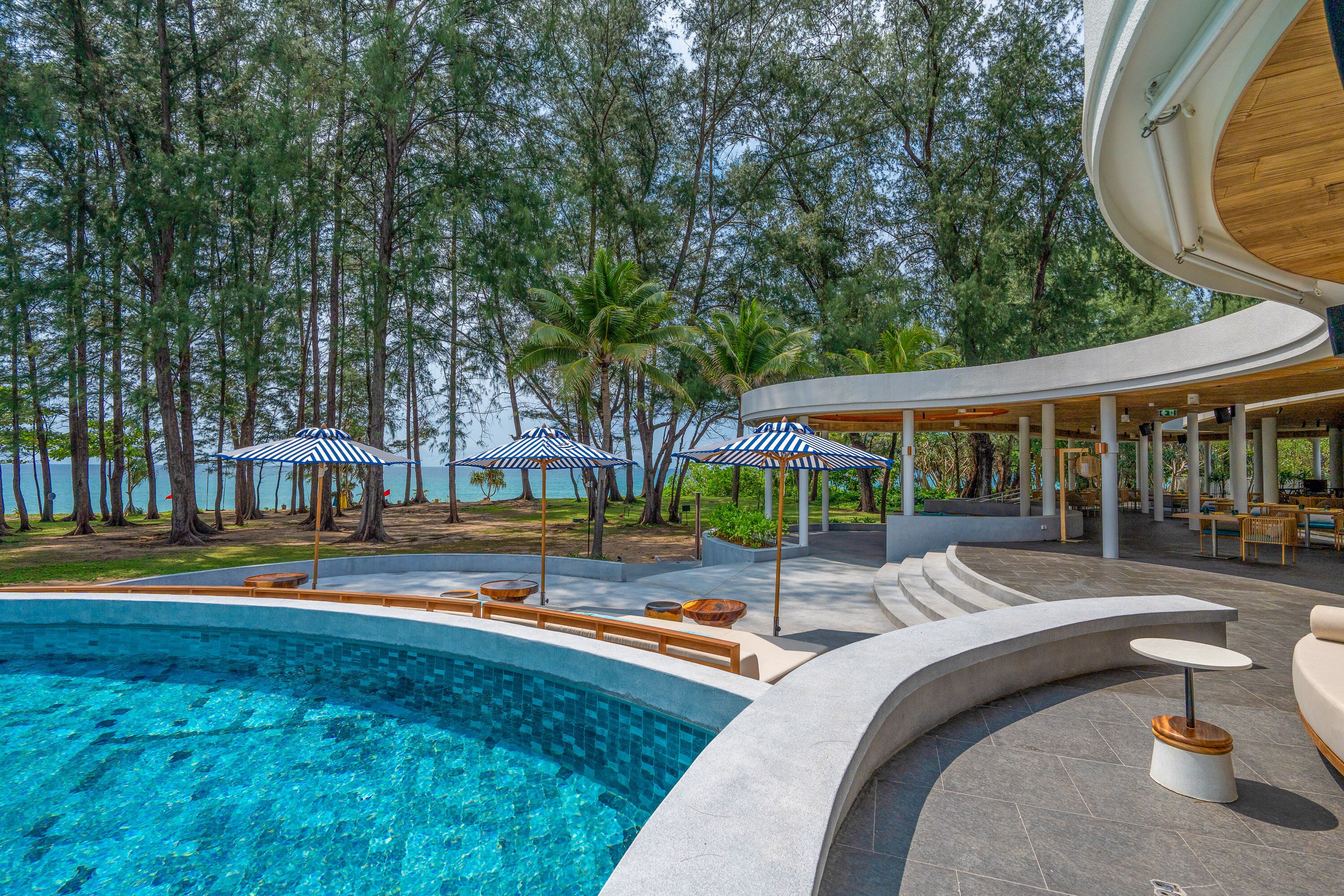 2 restaurants, breakfast, lunch, dinner served; international cuisine 