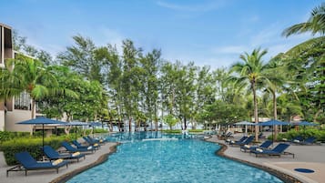 Außenpool, geöffnet von 08:00 Uhr bis 20:00 Uhr, Sonnenschirme