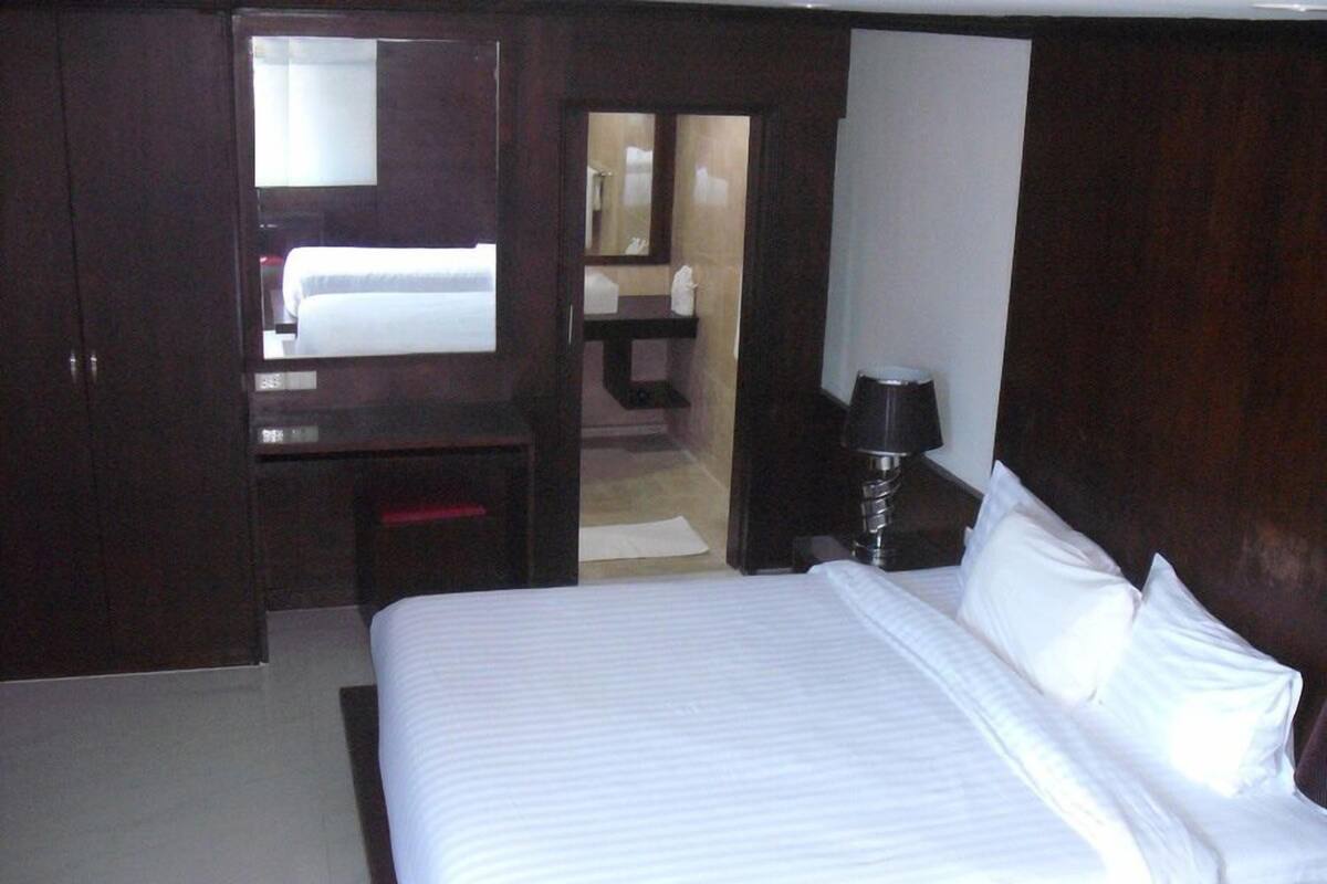 Deluxe Room | Minibar, in-room safe, desk, cribs (free)