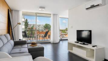 Suite | Minibar, caja fuerte, escritorio y cortinas opacas