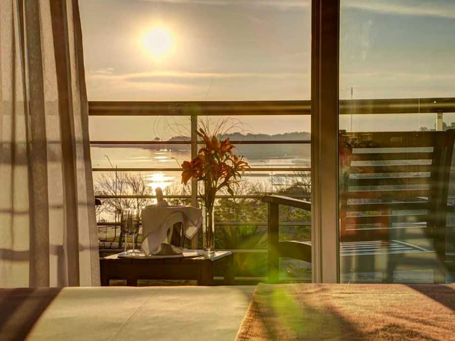 Een minibar, een kluis op de kamer, een bureau, verduisterende gordijnen