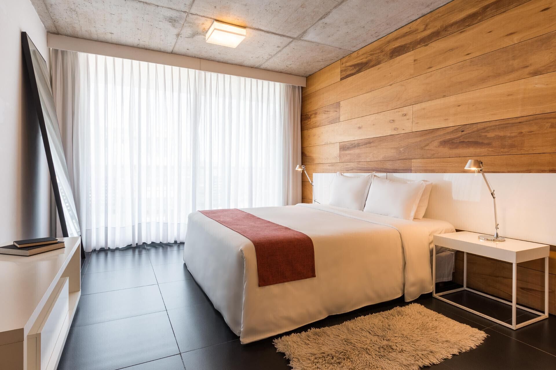 Minibar, safe på rommet, skrivebord og blendingsgardiner