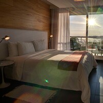 Minibar, caja de seguridad en la habitación y escritorio 