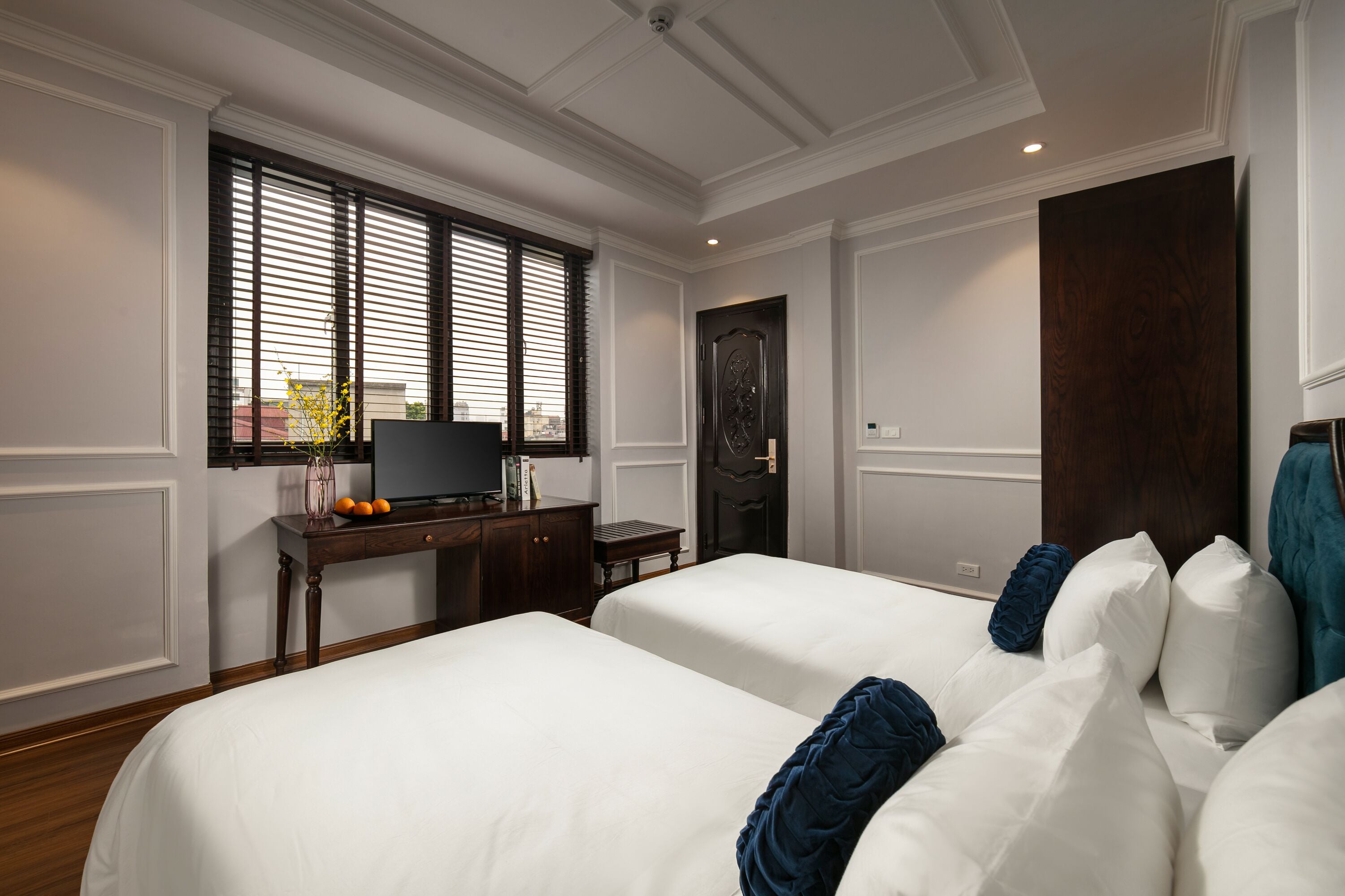 deluxe double or twin room, city view | 1 bedroom, minibar, in-room safe, desk