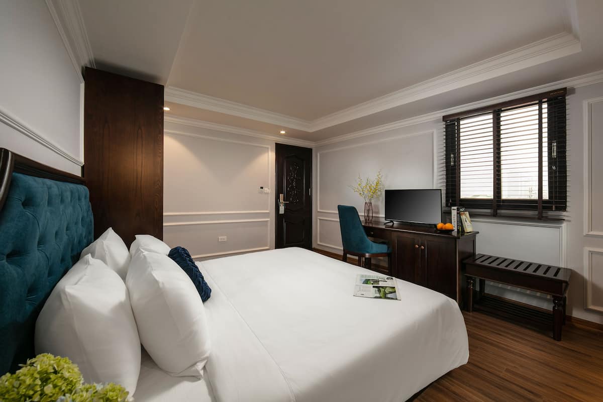 Deluxe Double or Twin Room, City View | Living room | 32-inch LCD TV with cable channels, TV