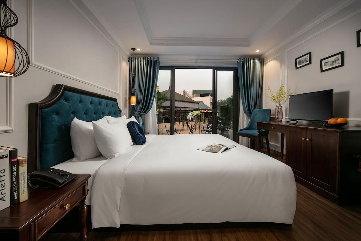 Junior Suite, 1 King Bed, Balcony | 1 bedroom, minibar, in-room safe, desk