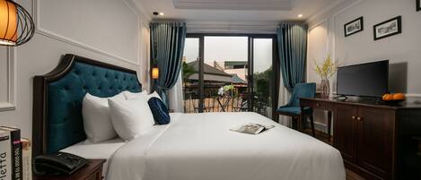 Junior Suite, 1 King Bed, Balcony | 1 bedroom, minibar, in-room safe, desk