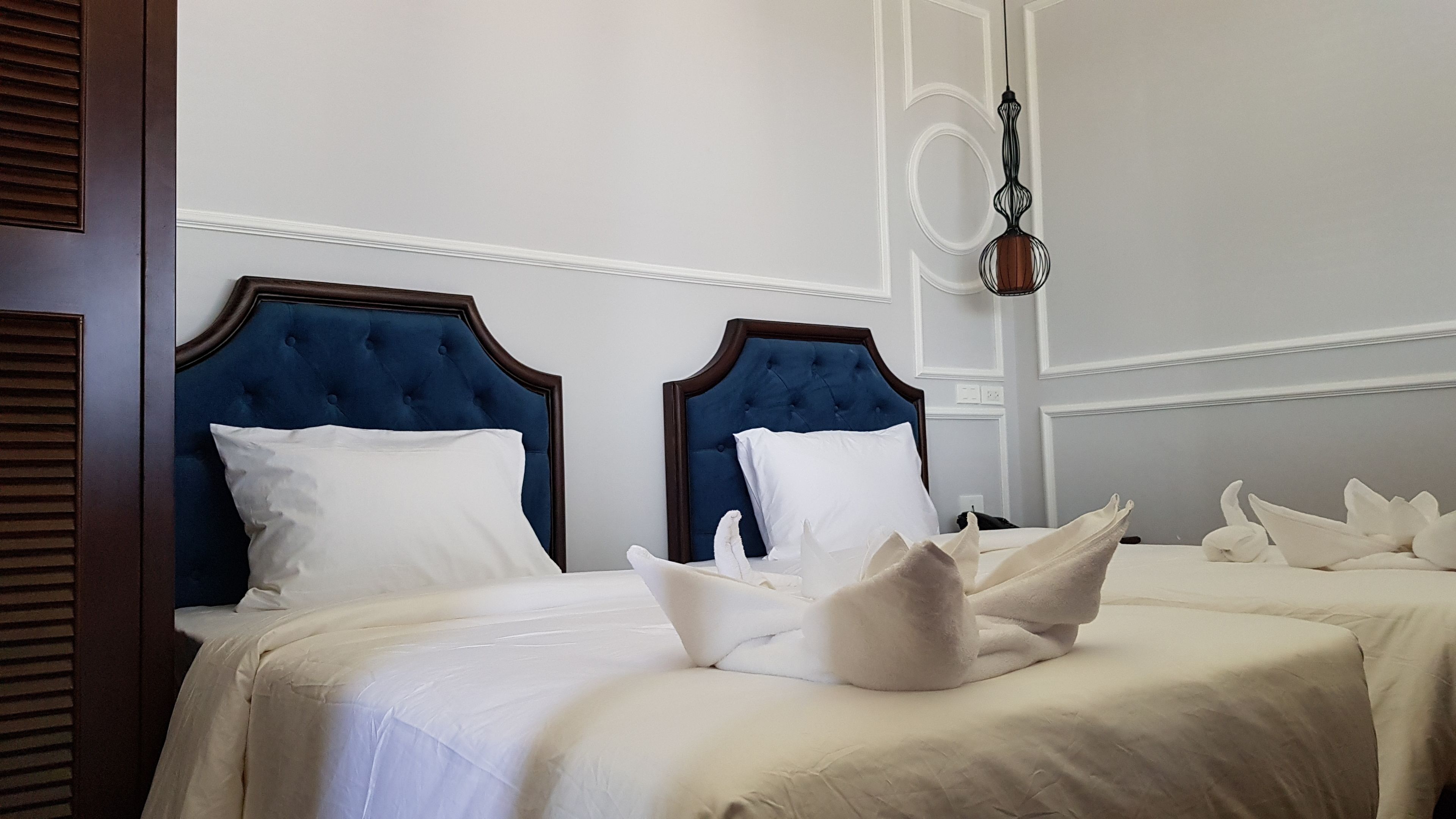 family suite, city view | living room | 32-inch lcd tv with cable channels, tv