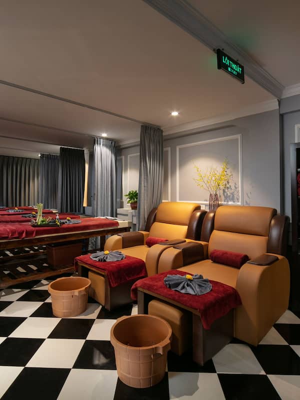 Body treatments, hydrotherapy, aromatherapy, Swedish massages