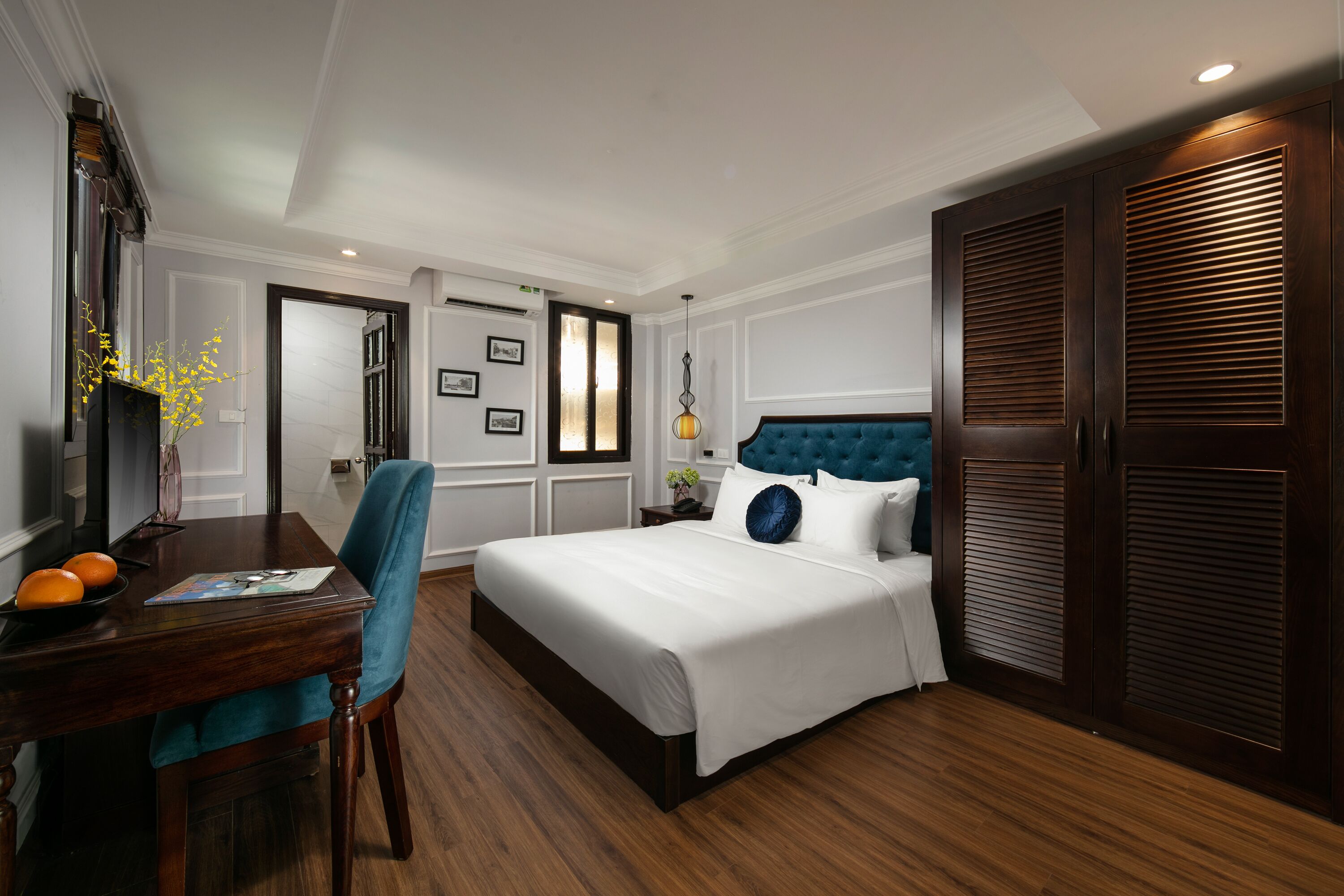 deluxe double or twin room, city view | 1 bedroom, minibar, in-room safe, desk