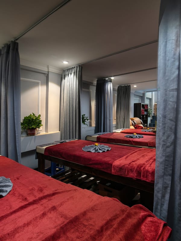 Body treatments, hydrotherapy, aromatherapy, Swedish massages