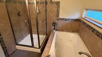 Separate bathtub and shower, deep-soaking bathtub, free toiletries