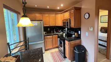 Alpine Lily  | Private kitchen | Full-sized fridge, microwave, oven, stovetop