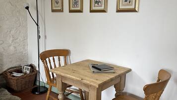 Cottage, Ensuite (no. 4 Warbler) | Dining