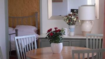 Cottage, Ensuite (1 Wren) | Dining
