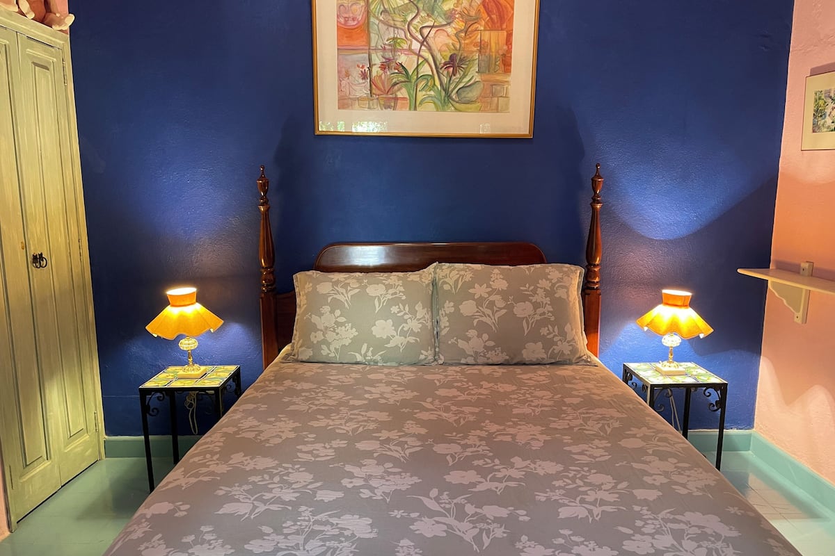 Chiquita Room | Tabla de planchar con plancha, wifi gratis y decoración personalizada 