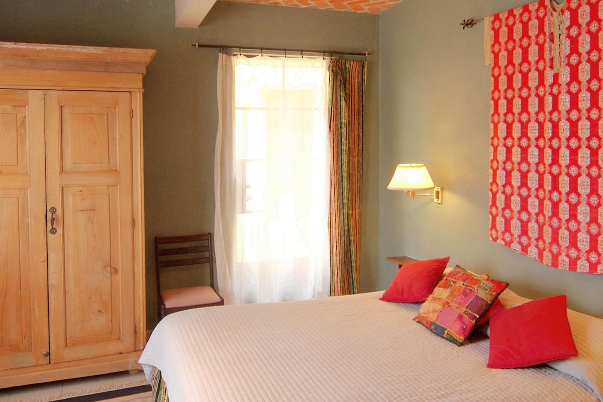 First Kiss Room | Tabla de planchar con plancha, wifi gratis y decoración personalizada 