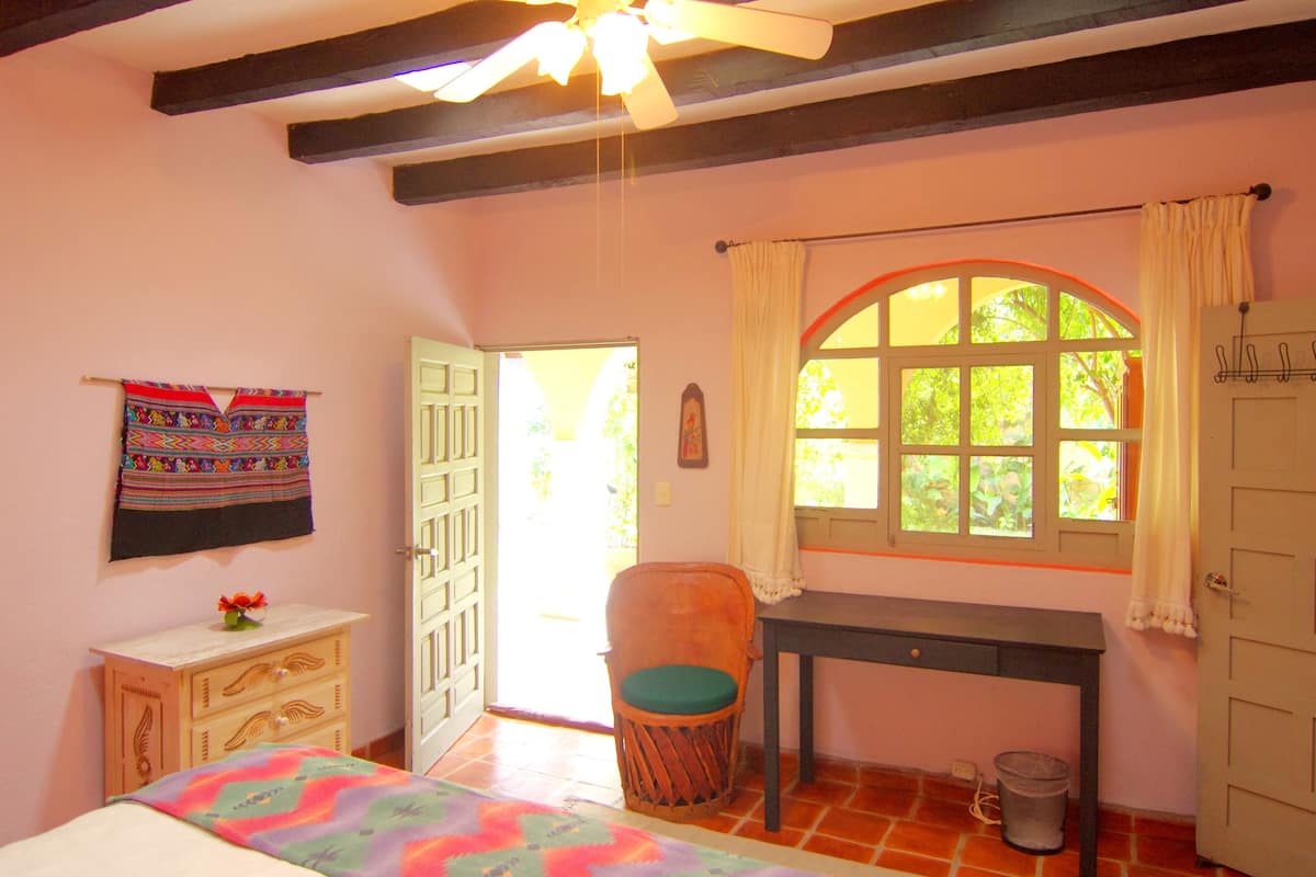 Tabla de planchar con plancha, wifi gratis y decoración personalizada 