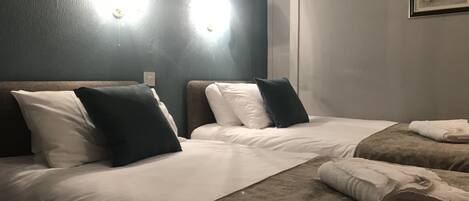 مكواة/لوح كي وملاءات أسرّة