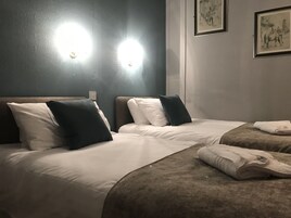 Habitación doble (Room above bar, can be noisy) | Tabla de planchar con plancha y ropa de cama