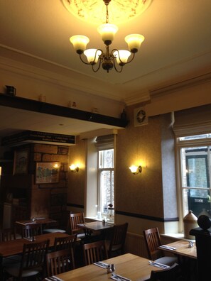 供应早餐、午餐和晚餐