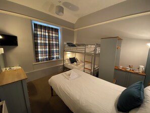 三人房, 公共浴室 | 熨斗/熨板、床单