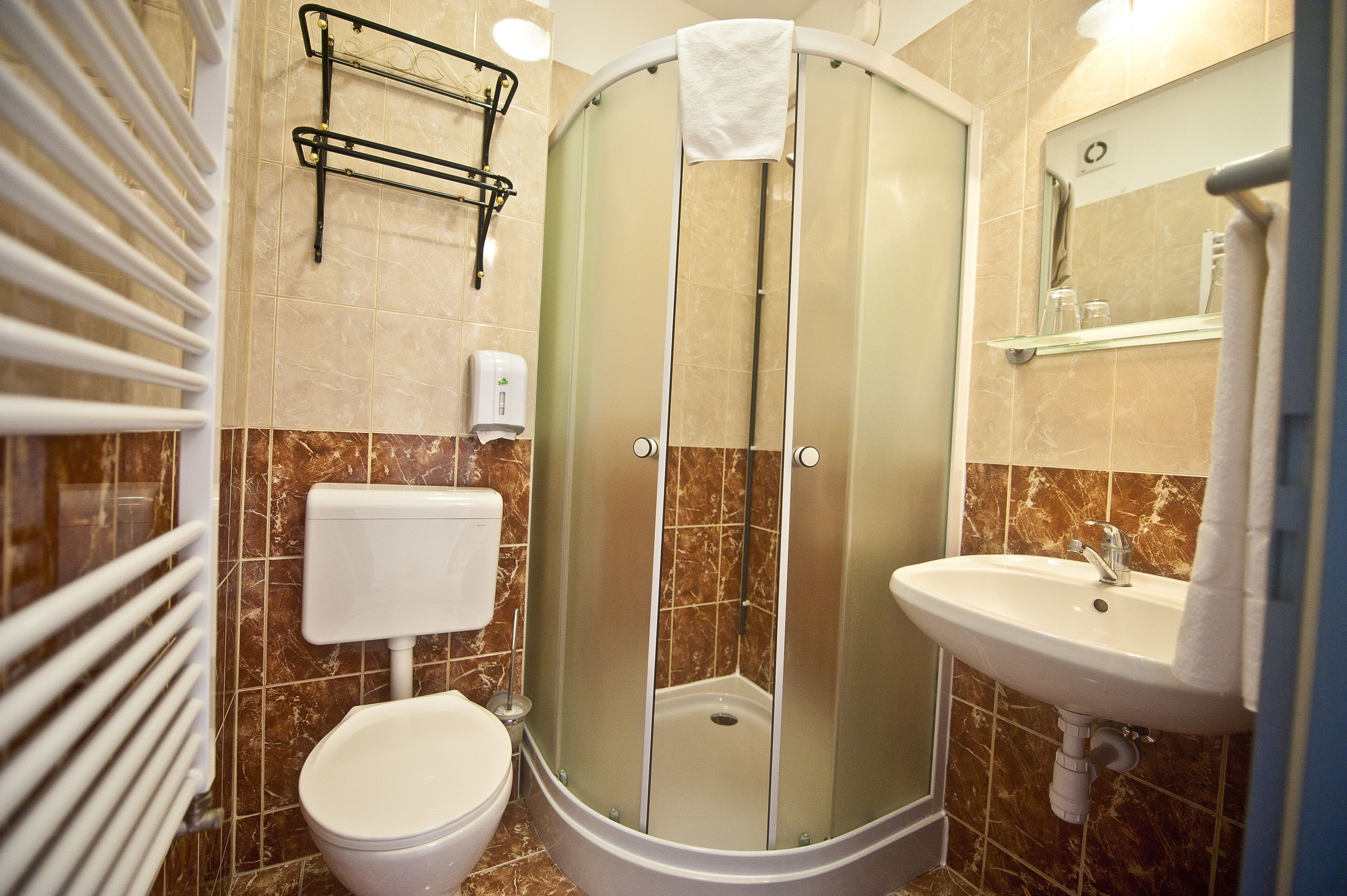 Een douche, een haardroger, handdoeken, zeep