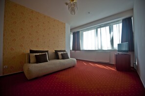 Family Apartment | Desk, blackout drapes, free WiFi, bed sheets - Canada Hotel (Budapest)