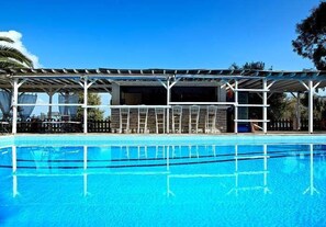 Outdoor pool, pool umbrellas, pool loungers - Ledra Samos Hotel (Samos)