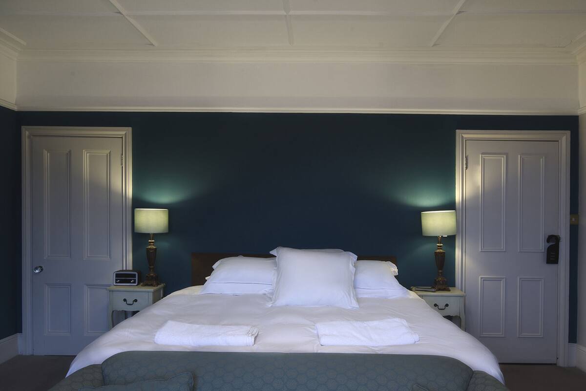 Deluxe Double Room, 1 King Bed, Ensuite, Sea View | Premium bedding, individually decorated, individually furnished