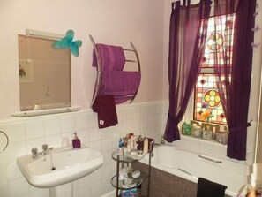 Habitación doble estándar, baño en la habitación | Baño